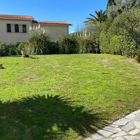 Beautiful Family With Garden And Pool